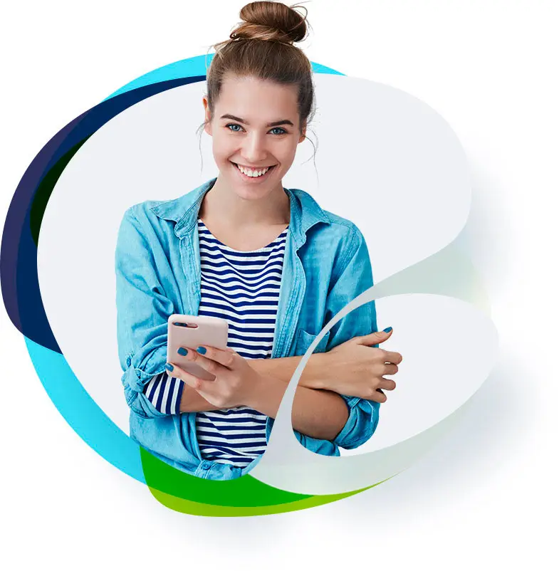Mujer profesional gestionando la Automatización de Marketing Digital de Ashtar Creations desde su smartphone.